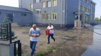 Okulun çatısı alevlere teslim oldu, polis Türk bayrağını kurtardı