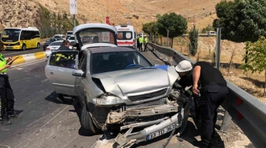 Otomobil demir bariyerlere çarptı: 6 yaralı