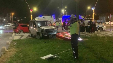 Otomobil ile hafif ticari aracın karıştığı kazada 1'i ağır 4 kişi yaralandı