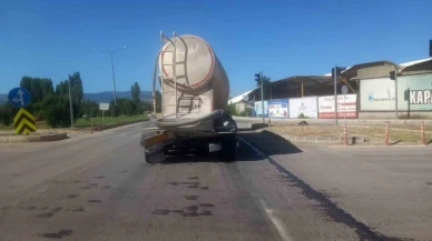 Otomobil kamyona arkadan çarptı: 2 ölü, 1 yaralı
