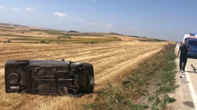 Otomobil tarlaya devrildi: 1'i çocuk 3 yaralı