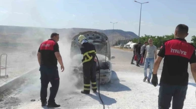 Otomobilde çıkan yangını itfaiye ekipleri söndürdü