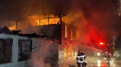 Sabaha karşı yangın paniği: İki ahşap ev kül oldu