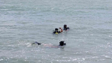 Samsun'da denize giren baba kayıp, oğlu vatandaşlar tarafından kurtarıldı