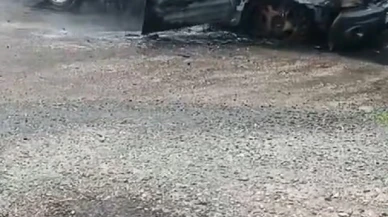 Seyir halindeki hafif ticari araç alev alev yandı
