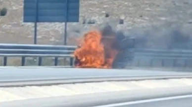 Seyir halindeki otomobil alev topuna döndü