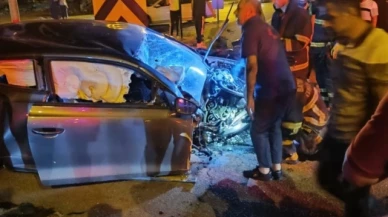 Trafik sinyalizasyon direğine çarpan sürücü hayatını kaybetti