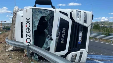 Virajı alamayan kağıt rulo yüklü tır devrildi: 1 yaralı