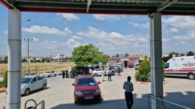Yolda karşılaşan husumetli aileler tekrar kavga etti; 3 yaralı