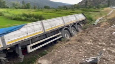 Yoldan çıkan 2 tır peş peşe çeltik tarlasına devrildi