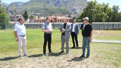 Amasya Belediyesi, futbol sahasının zeminini yeniliyor