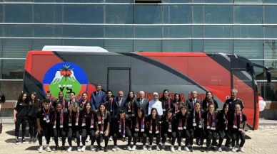 Bakan Güler ve Bakan Göktaş'tan kadın futbol takımına otobüs desteği