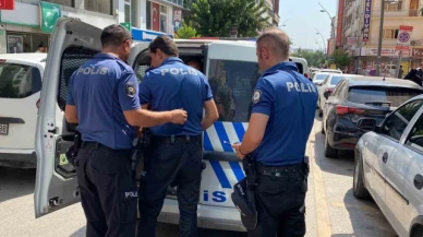 Bıçaklı saldırgan, kaçmasın diye odaya kilitlendi