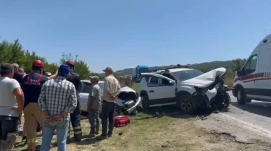 İki otomobil kafa kafaya çarpıştı: 5 yaralı