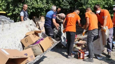 Çöp dolu ev ve çevresinden 3 kamyon çöp çıktı