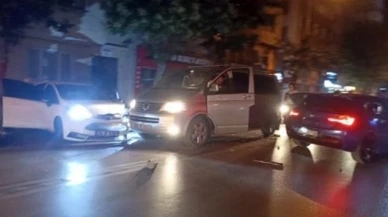 Çöp kamyonuna arkadan çarpan aracın neden olduğu zincirleme kazada 1'i ağır 3 kişi yaralandı