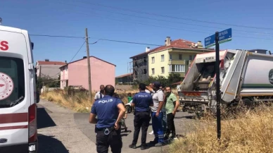 Çöp kamyonuyla halk otobüsü çarpıştı: Temizlik işçisi yaralandı