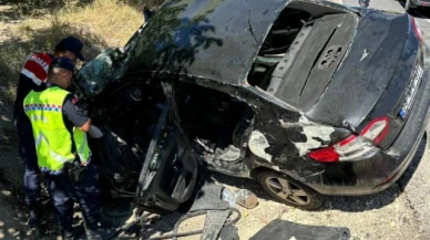 Devrilen otomobilde bulunan 3 kişi öldü, 1 ağır yaralı