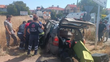 Direksiyon hakimiyetini kaybeden araç yoldan çıktı; 4 yaralı