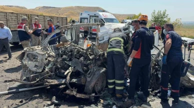 Düğün yolunda pikap ve tır kafa kafaya çarpıştı: 4 ölü, 1 yaralı