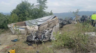 Feci kaza: Tır otomobili sürükleyerek devrildi, 2 ölü 2 yaralı