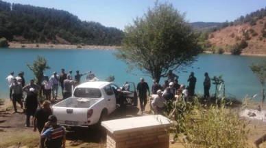 Gölde boğulma tehlikesi geçiren torunlarını kurtaran dede kayboldu