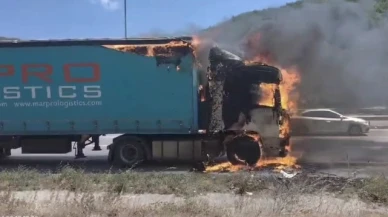Hurda kağıt yüklü tır alev alev yandı