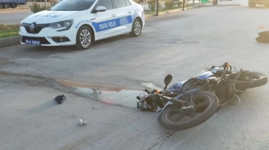 Kamyonun altında kalmaktan kurtulan motosiklet sürücüsü ölümden döndü