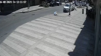 Kaza yapan motosiklet, aracın altından güçlükle çıkarıldı
