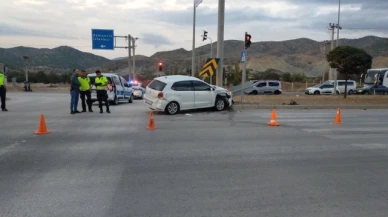 Kırmızı ışık ihlali trafik kazasına neden oldu, 2'si çocuk 4 kişi yaralandı