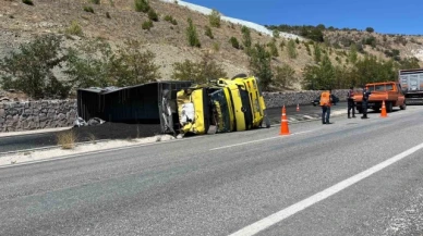 Kömür yüklü tır devrildi: Yol trafiğe kapandı