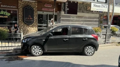Kontrolden çıkan otomobil demir parmaklıklara çarptı