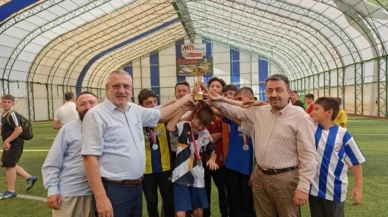 Kur'an Kursu Öğrencilerine Kupa ve Madalyaları Verildi