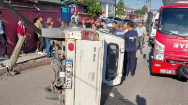 Merzifon'da telefon direğine çarpan araç yan yattı: 1 yaralı