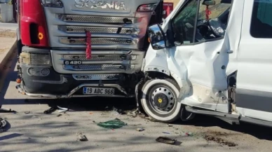 Minibüs, otomobil ve tıra çarptı: 14 yaralı