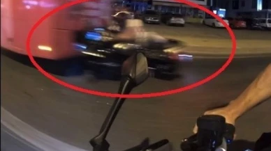 Motosiklet sürücüsü belediye otobüsüne çarptı: O anlar kamerada