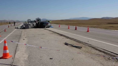 Otomobil, refüj yapımı için bırakılan bordür taşı yığınına çarptı: 2 ölü, 1 yaralı