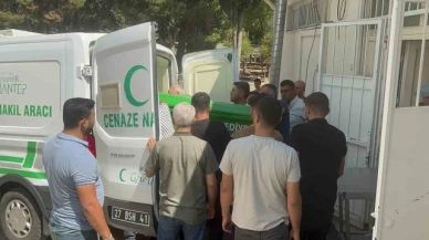 Park halindeki araca çarpan motosikletli genç hayatını kaybetti