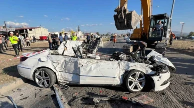 Suluova'da otomobil kırmızı ışıkta bekleyen araçların arasına daldı: 1 ölü, 3 ağır yaralı