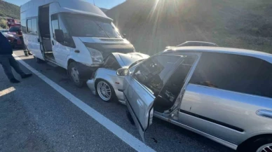 Suluova'da tarım işlerini taşıyan minibüs otomobille çarpıştı: 14 yaralı