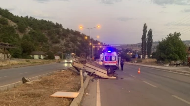 Taşova'da refüje dalan otomobil direğe çarptı: 4 yaralı