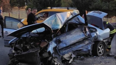 Tır ile çarpışan otomobildeki 2 kişi hayatını kaybetti