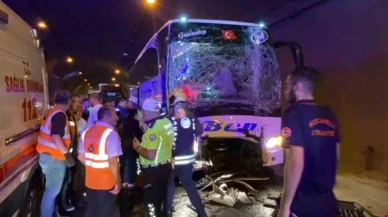 Tır, otomobil ve 2 otobüsün karıştığı kazada ortalık savaş alanına döndü: 15 yaralı