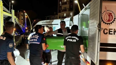 Tırın altında kalan motosikletli feci şekilde can verdi, kaza anı kamerada