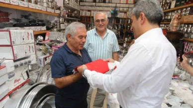 Uzun, Esnafa Türk Bayrağı Dağıttı