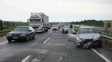 Yağmur kazaya davetiye çıkardı: 3 araç çarpıştı, 4 yaralı