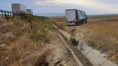 Yoldan çıkan tır tarlaya girdi: 1 yaralı