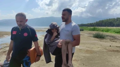 Botla göle açılan çocuklar, rüzgarda sürüklenince vatandaşlar tarafından kurtarıldı