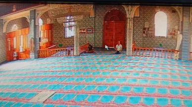 Camiye girip yardım paralarını çaldı, namaz kılanı görünce cami görevlisi rolüne girdi