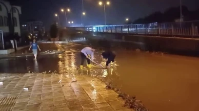 Çorum'da sağanak yağış hayatı olumsuz etkiledi: Yollar dereye döndü, ev ve iş yerlerini su bastı